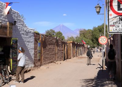 Promenade dans le village de San Pedro de Atacama, le Licancabur présent (©PhilippeFilliatre AFA-Nov. 2015)