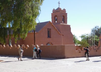 Devant l'église de San Pedro de Atacama (F.Richard AFA-2015)