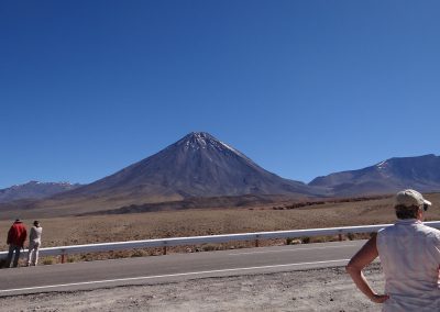 1er arrêt acclimatation en montant vers l'altiplano. Les volcans Licancabur 5.916m et Juriques 5.704m
