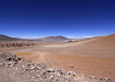 Arrêt à 4.500m avant de quitter la route internationale. A gauche les gardiens du désert, au fond la Laguna "Aguas Calientes" (©PhilippeFilliatre AFA-2015)