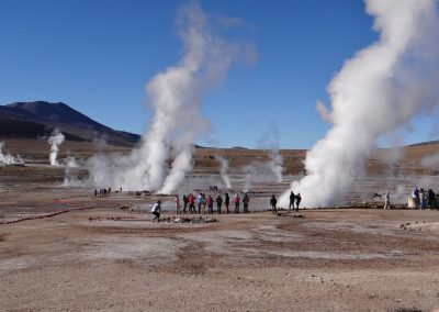 Le groupe devant le geyser baptisé "El Asesino" (F.Richard AFA-2015)