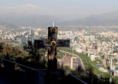 Vue depuis l'arrêt à la colline San Cristobal (au fond "El Plomo" couronne les Andes à 5.425m) photo F.Richard
