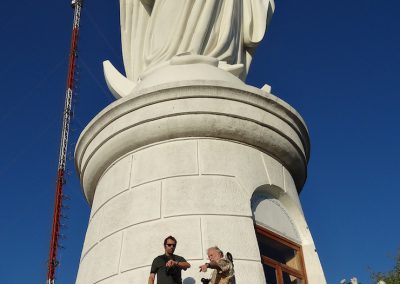 Edgar et Frédéric sous la "Virgen Maria" en haut de la colline San Cristobal (AFA-2015)