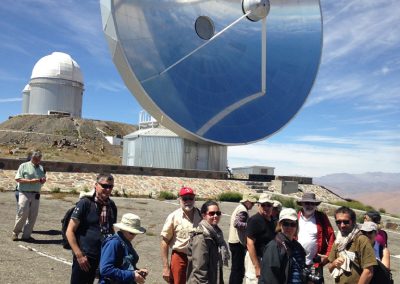 Le groupe devant la parabole du Swedish ESO Submillimeter Telescope (SEST), au fond la coupole du télescope 3,6m