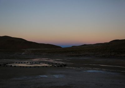 L’ombre de la Terre disparaît au soleil levant aux geysers d'El Tatio, il s’agit de la petite partie bleutée et courbée au centre de l’image ©PatrickPelletier