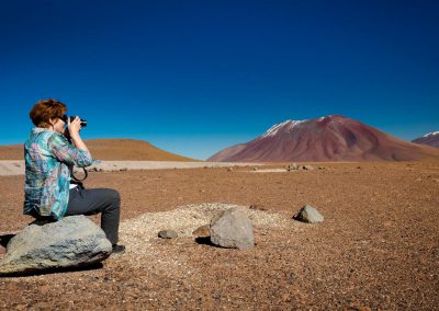 Lydia met un bout de l'Altiplano dans sa boÎte (photo Andy Strappazzon - AFA Mars 2016)