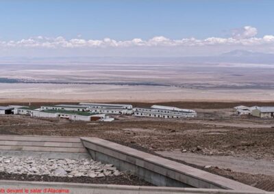 En bas un oasis artificiel et le lac salé d'Atacama (©bernard@escaich.com AFA-Éclipse 2017)