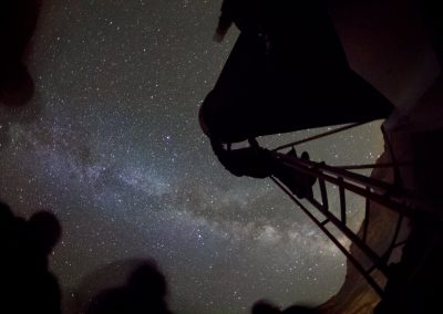 Alain Maury sous la Voie Lactée, ajustant un des télescopes pendant notre tour astronomique à SpaceObs (Photo Andy Strappazzon AFA-AstroclubVega 2106)