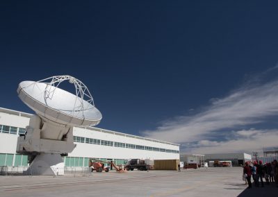 Le groupe photographiant une antenne ALMA en manutention (photo Andy Strappazzon AFA-AstroclubVega 2016)