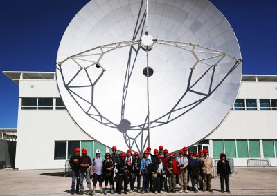 Le groupe photographié devant l'antenne (©Patrick Pelletier accompagnateur AFA-AstroclubVega 2016)