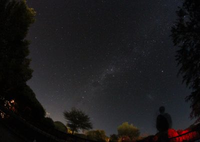 Observant le ciel d'Atacama depuis le patio de l'hôtel à San Pedro (photo Raoul Lannoy AFA-AstroclubVega 2016)