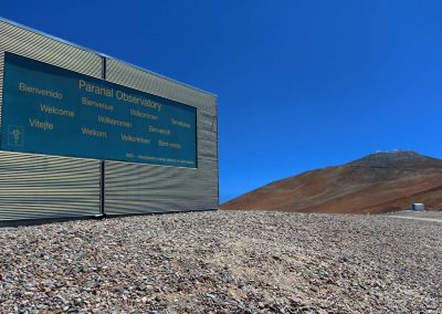 Le "cerro" El Paranal et le VLT vus du portail d'entrée de l'observatoire (photo Andy Strappazzon AFA-AstroclubVega 2016)