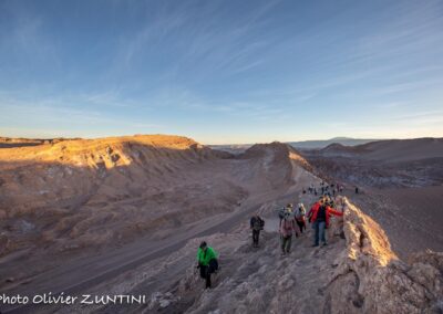 Daniel at the head of the group pursuing the last rays towards the crest of the dune (OZ)