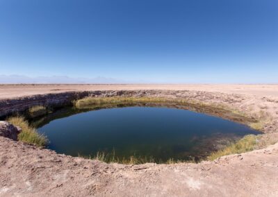 Un des 2 "Ojos (yeux) del Salar" lors de l'incursion dans le lac salé d'Atacama (OZuntini)