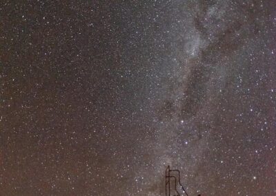 Un des télescopes et le ciel d'Atacama lors du tour astronomique chez SpaceObs (Gauthier Vasseur)