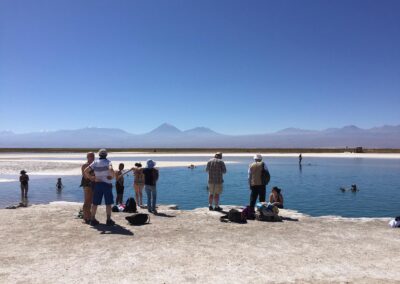 "La Mer Morte" en plein lac salé d'Atacama, Olivier et Jean-Marie hésitent, Estelle la 1ère dans l'eau