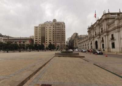 Walk around the presidential palace La Moneda (L.Jamet)