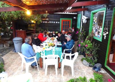 Petit-déjeuner tôt à Punta de Choros, Yvonne nous sert le café dans sa terrasse (photo Joep)