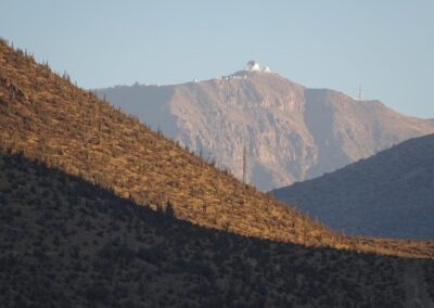 Sur la route on aperçoit le cerro & observatoire Tololo (photo Joep)