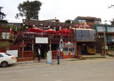 Sur la route vers Valparaíso, Jacques regarde le menu devant le Santa Margarita à la crique Los Molles