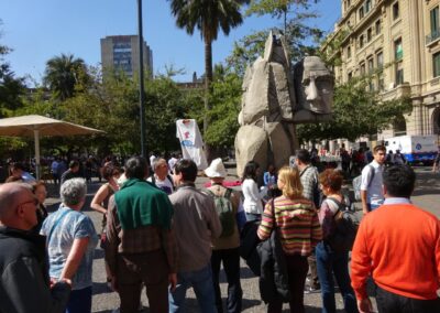 Le groupe devant le monument aux peuples originaires à la Plaza de Armas (Joep AFA-2018)