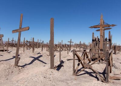 2e arrêt imprévu dans le désert dans l'histoire, un cimetière abandonné de l'époque de l'"or blanc", le nitrate (photo OZuntini)
