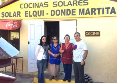 Déjeuner solaire chez "Martita" et sa soeur Benilda (tablier bleu) avec Ayako et Vicente