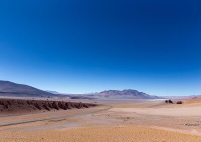 4.600m vue sur les "Monjes de Pakana" ou gardiens du désert et au fond, la laguna Aguas calientes (OZuntini)